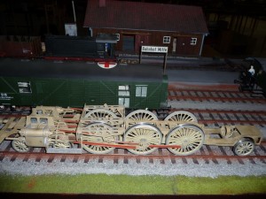 lok-23-05-09-007_1 Im Dunkeln im (Güter?)-Bahnhof vor einem DB-Sanitätswagen