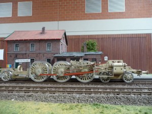 18 201 im Bahnhof Norderheide. Auch hier zeigt sich wieder die Größe der Lok auf beeindruckende Weise.