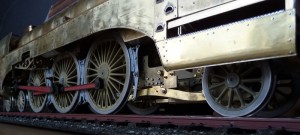 Schräg von hinten unter die Verkleidung Schräg von hinten